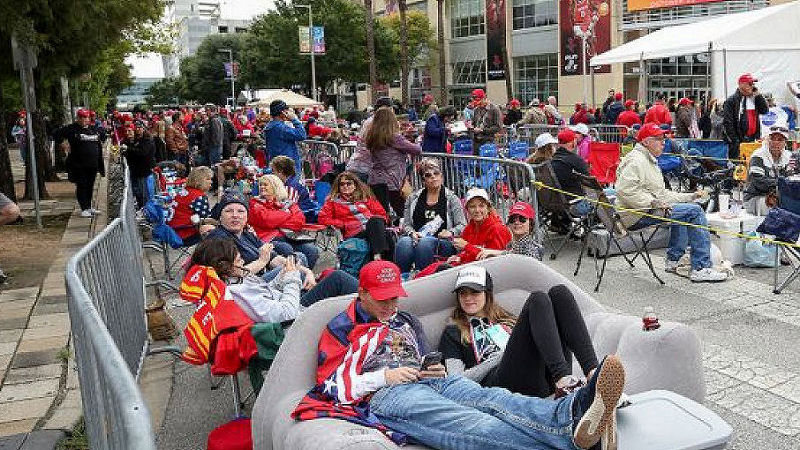 These Fans Brought Their Sofa To The Texas Tailgater